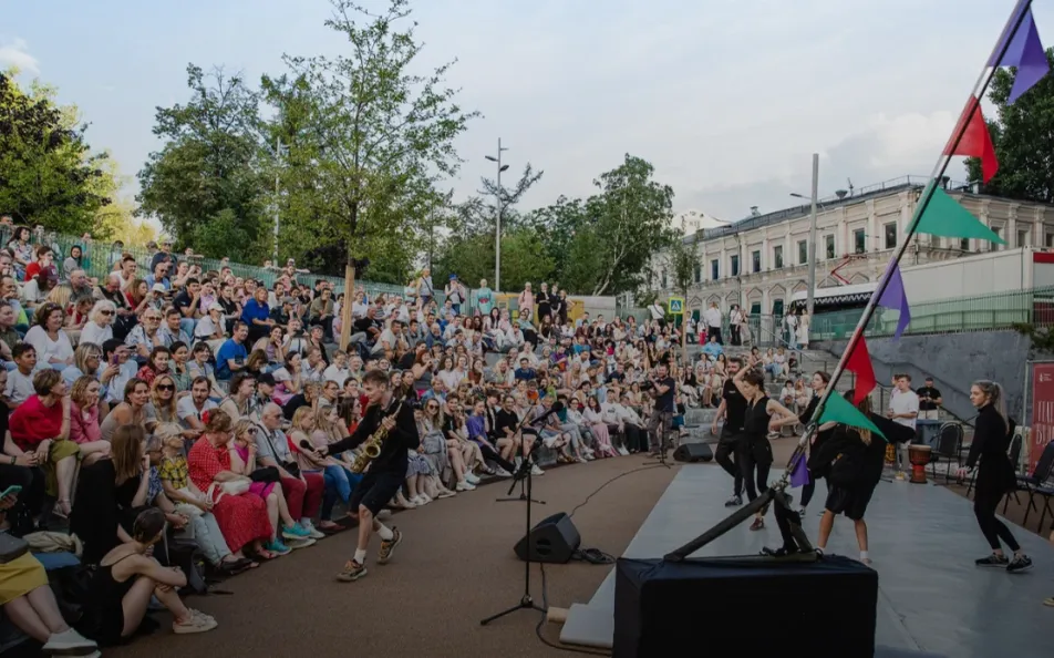 иллюстрация для карточки: Театральный бульвар